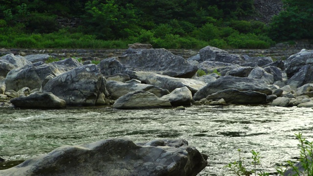 韩国江原道Jeongseon县joyangriver的侏罗纪砾岩视频素材