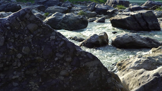 韩国江原道Jeongseon县joyangriver的侏罗纪砾岩视频素材