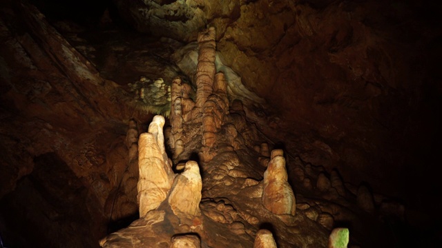 韩国江原道永峪高西洞的石灰岩洞穴景观视频素材