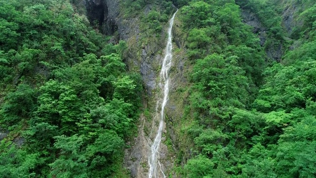 韩国平昌，江原道，吉瓦里大象岩的地下水流视频素材