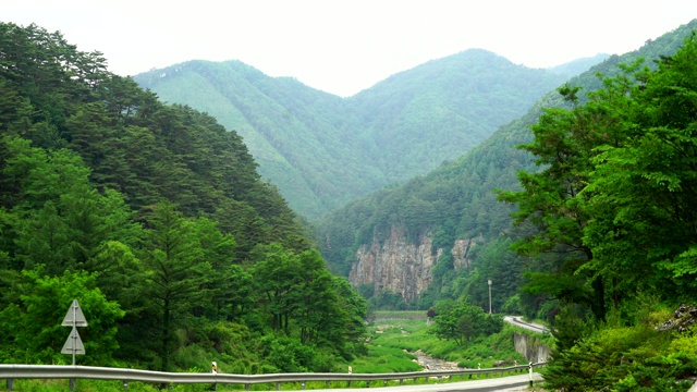 韩国江原道正城县，梭溪河上的神奇岩壁视频素材