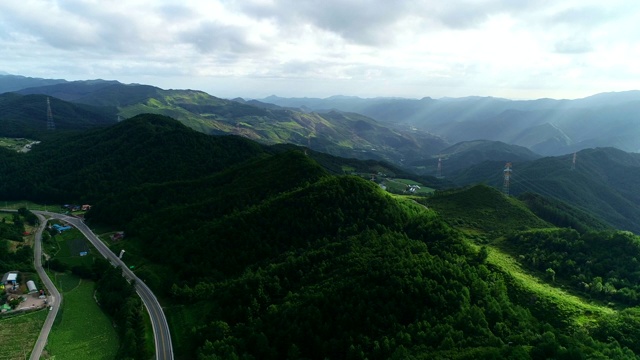 韩国江原道太白山的三suryeong山口风景视频素材