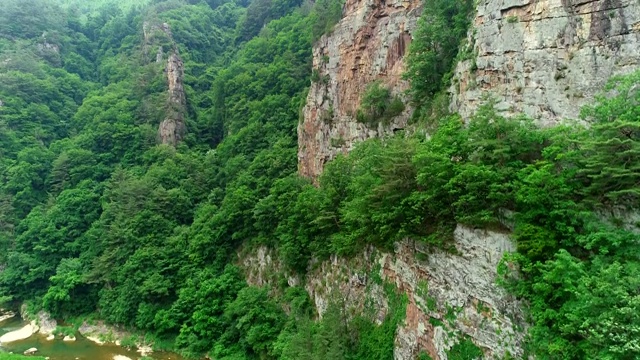 韩国江原道Jeongseon县Sogeum河的石灰岩悬崖和山谷视频素材