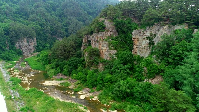 韩国江原道Jeongseon县Sogeum河的石灰岩悬崖和山谷视频素材