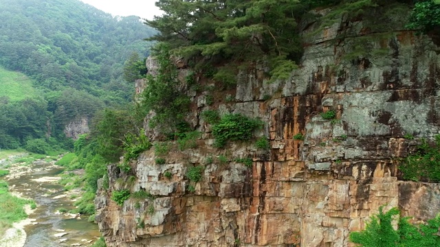 韩国江原道Jeongseon县Sogeum河的石灰岩悬崖和山谷视频素材