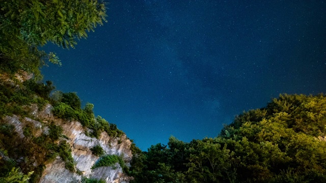 韩国江原道太白山古生代地形上空的夜空视频素材