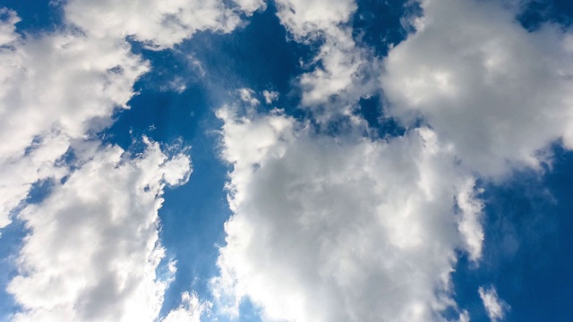 晴空的时间流逝时间流逝在蓝天上移动的云视频素材