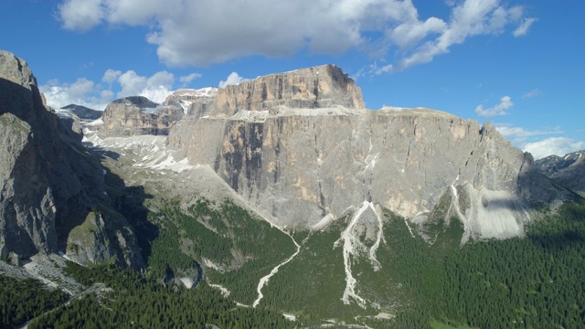 Piz Boe山(3151米)和Sass Pordoi山是塞拉群(山群)的一部分。Piz Boe, Sass Pordoi, South Tyrol, Belluno, Trentino-Alto Adige, Dolomites，意大利，欧洲阿尔卑斯山，欧洲。视频素材