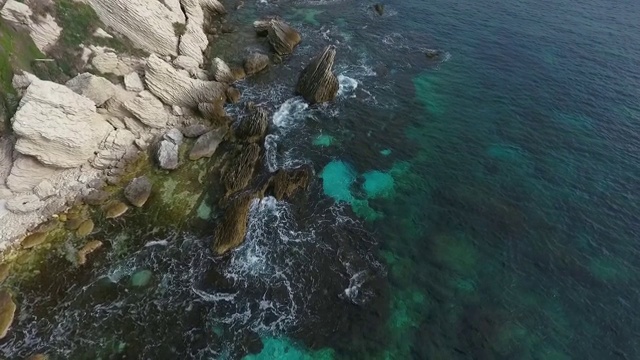 飞过大海的边缘。科西嘉岛海岸的碎石堆视频素材