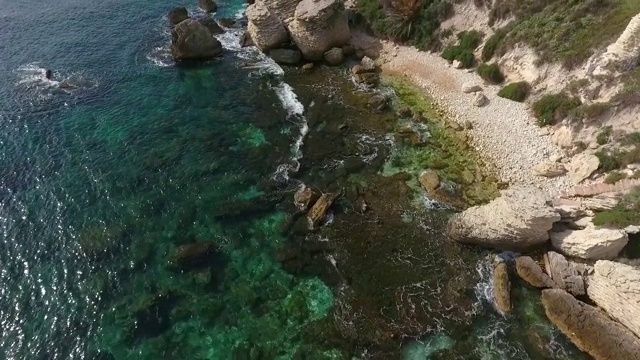 科西嘉岛博尼法西奥镇附近岩石海滩的鸟瞰图视频素材