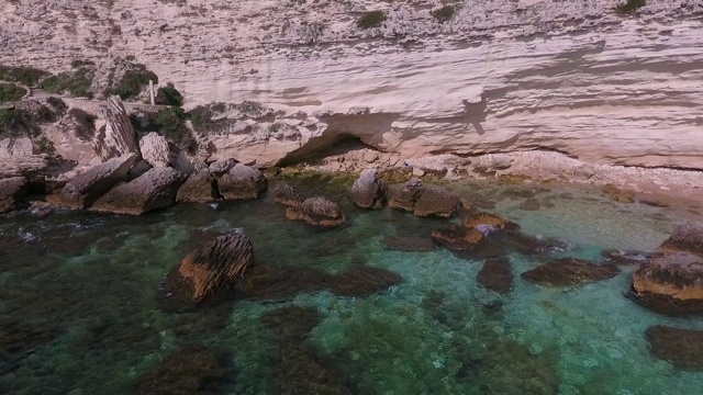 岩石海岸的鸟瞰图视频素材