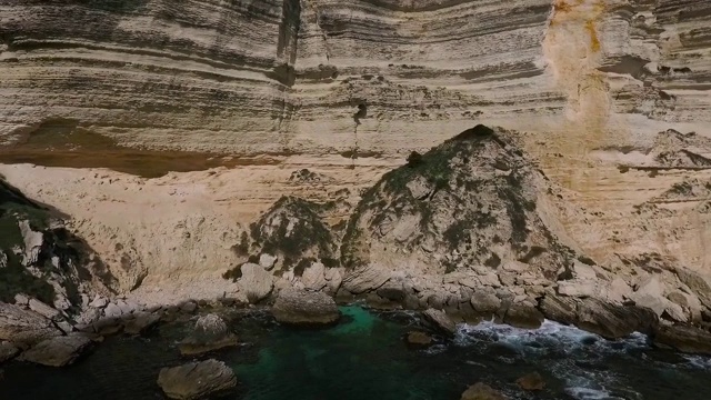 无人机拍摄的科西嘉岛石灰岩层状岩石视频素材