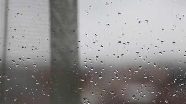 雨滴落在窗户上的特写镜头。视频素材