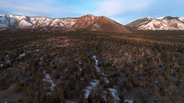 亚利桑那州弗拉格斯塔夫附近群山之间山谷的全景视频素材