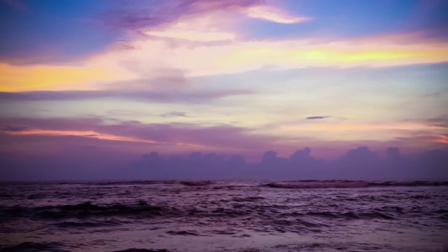 沧谷村巴图博龙海滩风光碧蓝紫夕阳冲浪海滩视频素材