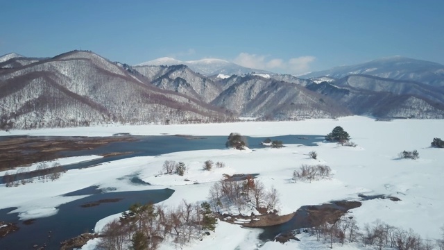 空中WS湖和山在冬天视频素材