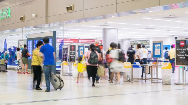 时间流逝:人群旅客旅客游客在机场到达出发大厅区域视频素材