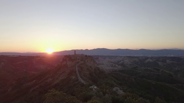 鸟瞰图的巴尼奥雷吉奥城，山顶和城堡，维特博，意大利视频素材