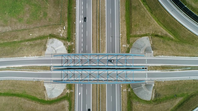 城市高速公路和立交桥的无人机视图视频素材