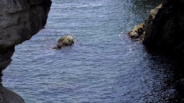 海上的石拱视频素材