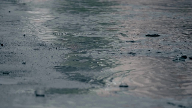 4K拍摄雨点落在人行道上。视频素材