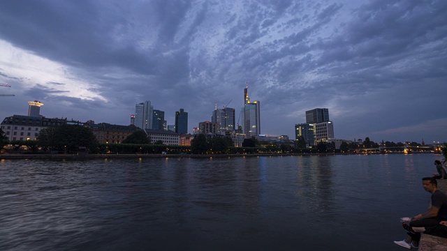 法兰克福时间流逝在夜晚的天际线视频素材