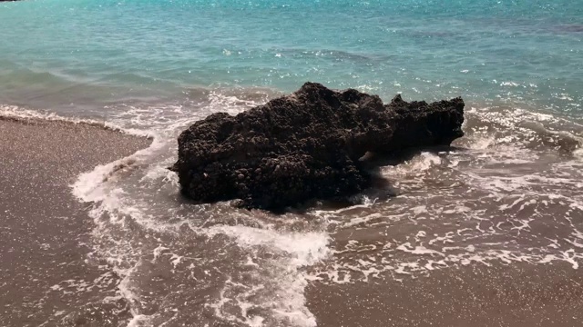 岩石在水晶海岸视频素材