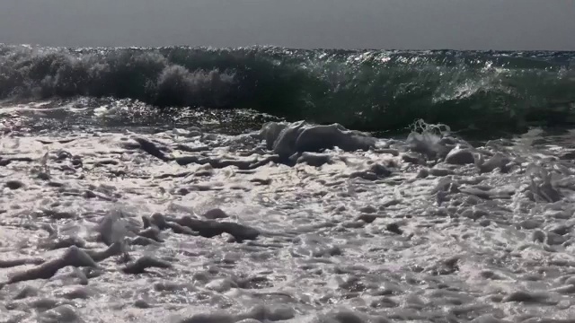 大浪破碎特写视频素材