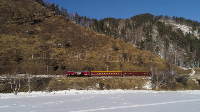 旅客在火车上可以游览美丽的山脉和冰冻的贝加尔湖视频素材