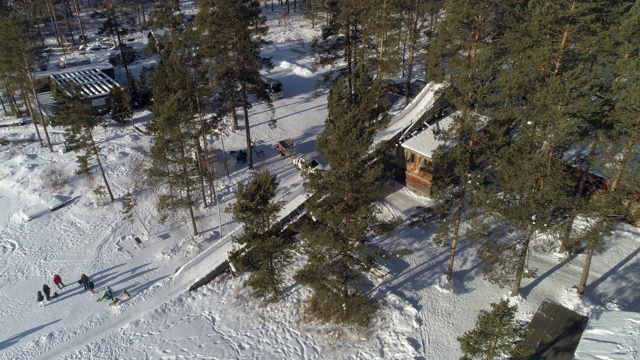 航拍:游客在白雪覆盖的贝加尔湖享受美景视频素材