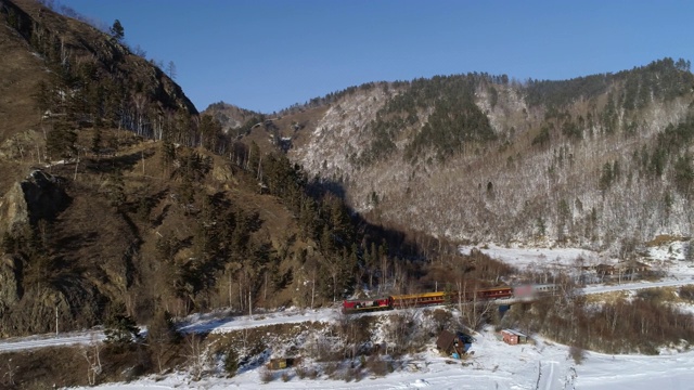 空中:俄罗斯贝加尔湖上的旅客列车视频素材