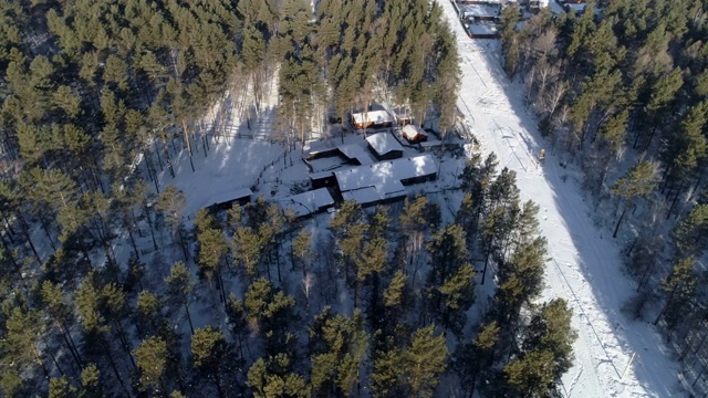 空中:冬季树木中间的住宅结构——俄罗斯贝加尔湖视频素材