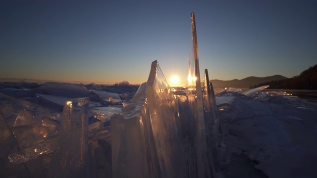 特写:冰冻的贝加尔湖上的冰映衬着天空中明亮的太阳视频素材