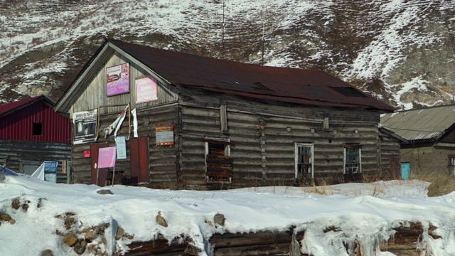 贝加尔湖山上白雪覆盖的田野上的木屋视频素材