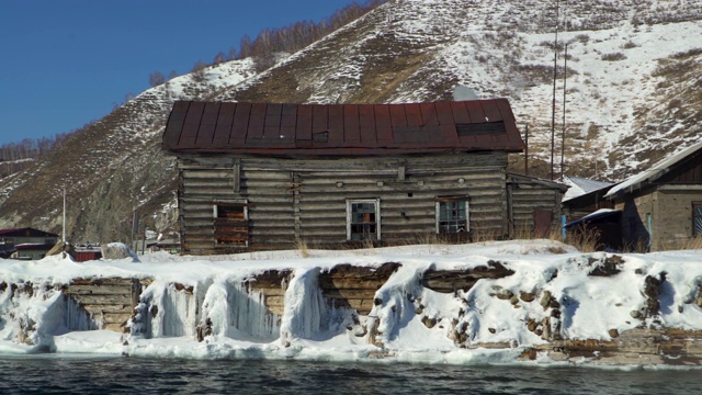 冬天，贝加尔湖附近的房屋和车辆被白雪覆盖视频素材