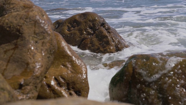 慢镜头海滩海浪撞击岩石视频素材