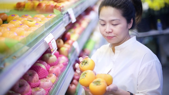 在超市购买健康食品的妇女视频素材