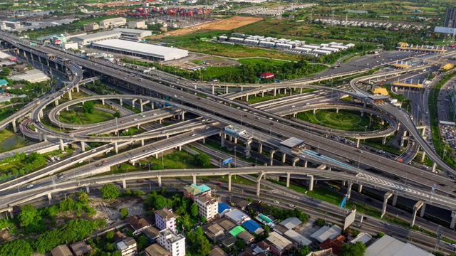 交叉高速公路跨越曼谷东外环路的空中时间流逝视频素材