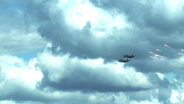 军用飞机在空中执勤视频素材