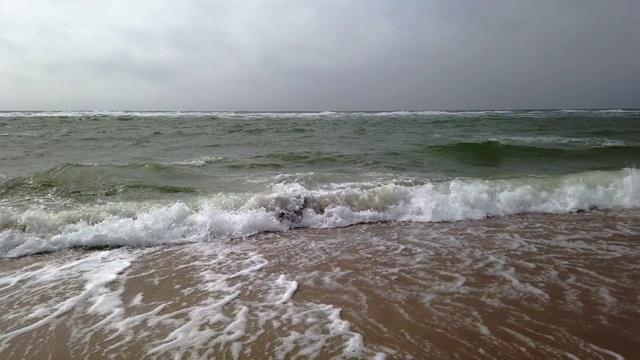 秋季西尔特西部海滩上的北海冲浪(Nordsee Brandung am Weststrand von Sylt im Herbst)视频素材