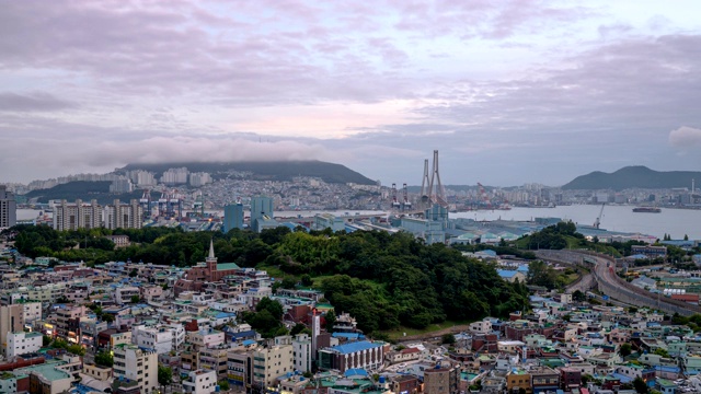 韩国釜山邦奈山和南谷甘门洞的云景视频素材