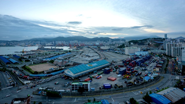 韩国釜山甘万洞地区釜山港的日落和夜景视频素材