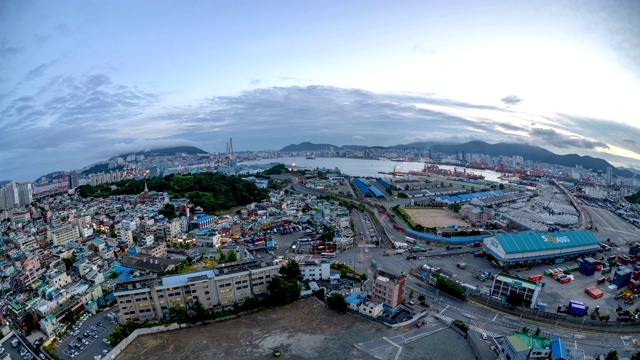 韩国釜山甘万洞地区的釜山港白天到晚上的景色视频素材