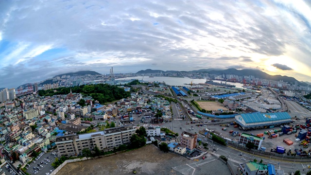 韩国釜山甘万洞地区的釜山港白天到晚上的景色视频素材