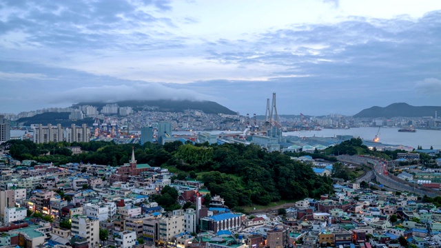 韩国釜山邦奈山和南谷甘门洞的云景视频素材