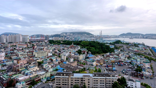 韩国釜山南谷的邦奈山和甘门洞的云景视频素材