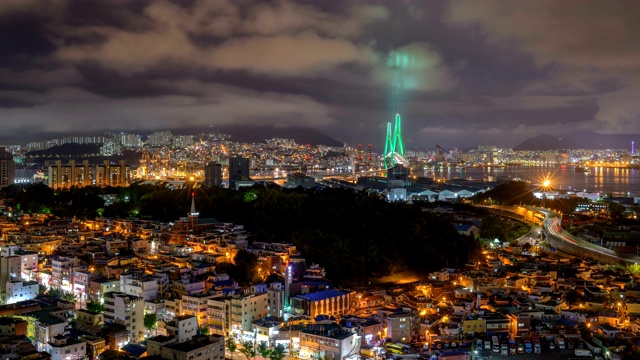 韩国釜山的邦奈山和甘门洞的夜间云图视频素材