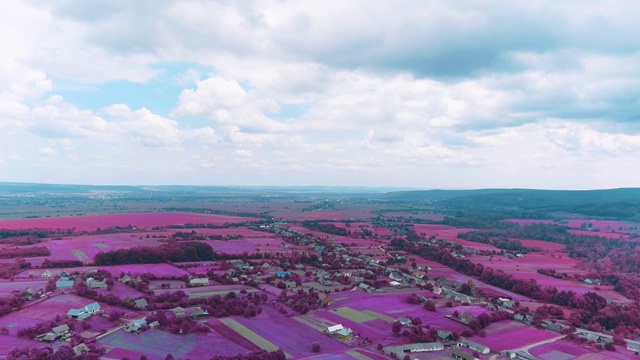 前视图。一架无人机正飞过这个风景如画的村庄。4 k。视频素材