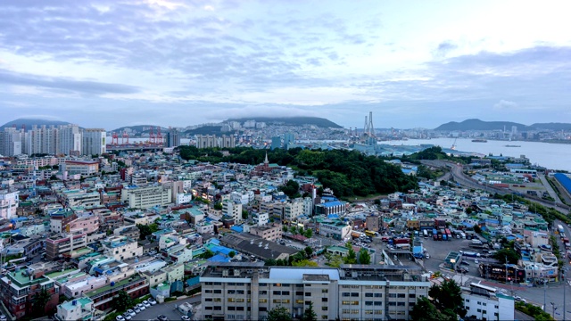 韩国釜山邦奈山和南谷甘门洞的云景视频素材