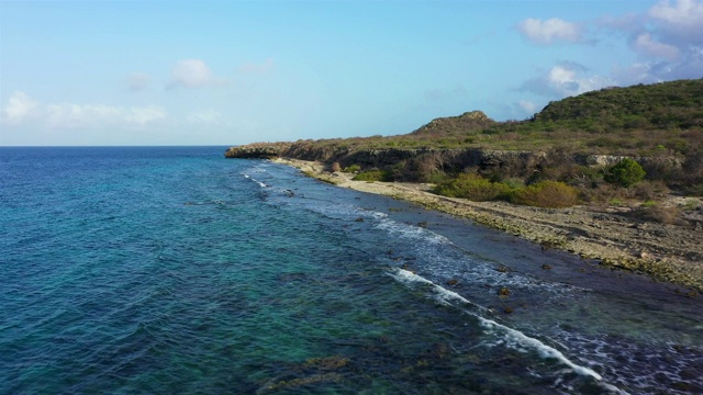 鸟瞰图地区圣玛莎湾与海岸线和绿松石水- Curaçao/加勒比/荷属安的列斯视频素材